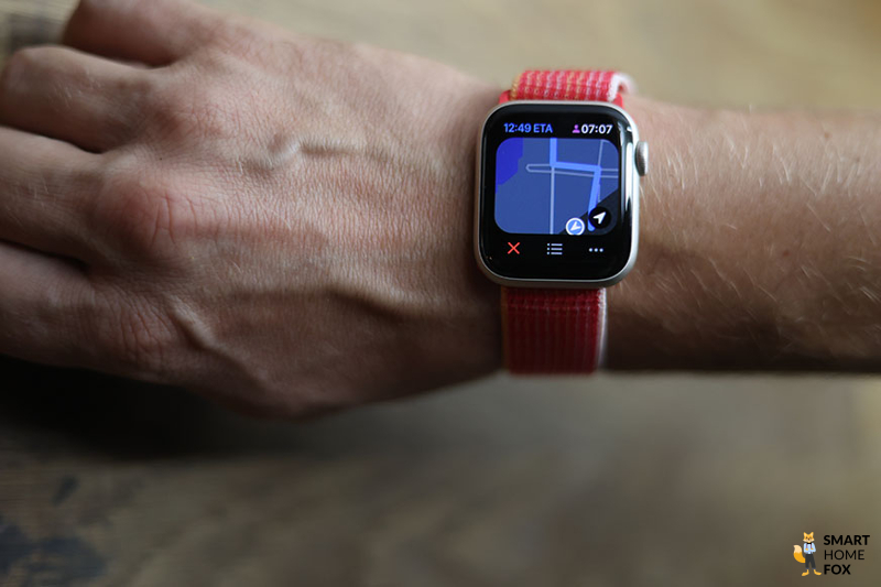 Вы можете увидеть функции навигации на Apple Watch SE.